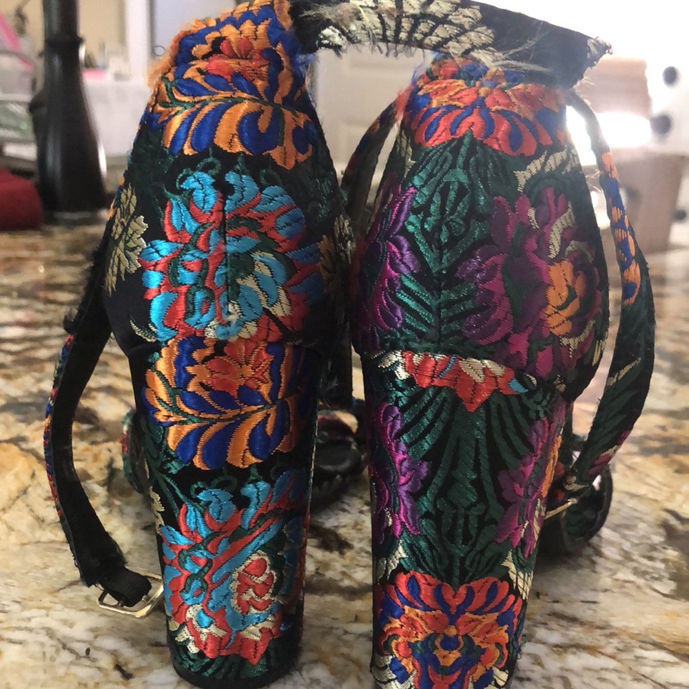 Embroidery chunky heels - Picture 3 of 3